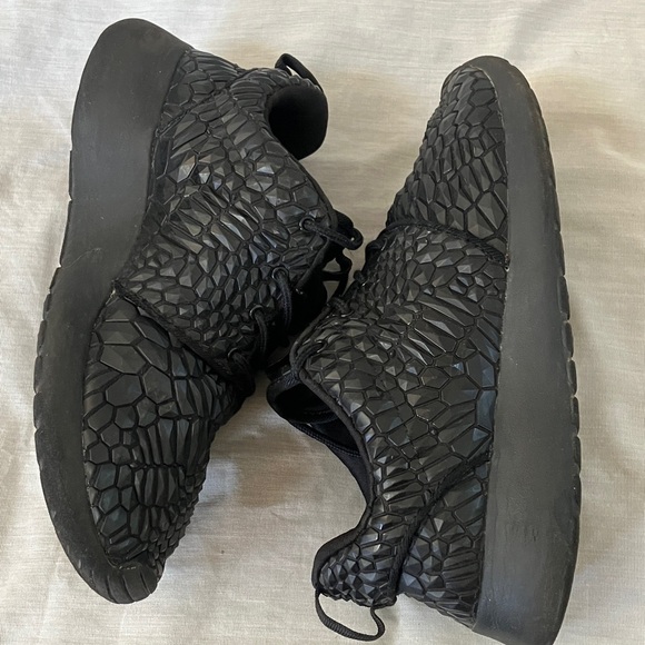 Nike 6 1/2 Women’s Roshe one triple Black Textured Sneakers - Picture 7 of 14